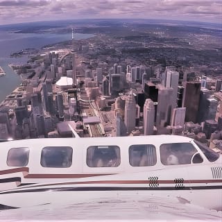 Recorrido aéreo de una hora por Toronto y las Cataratas del Niágara con iflyTOTO 2