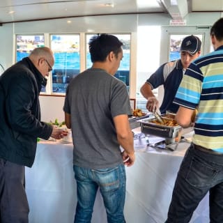 Crucero de avistamiento de ballenas en Sídney con desayuno/almuerzo 4