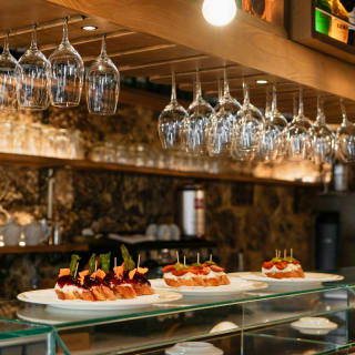 Menú 16 pintxos donostiarras + garrafa no Sagardi Porto 1