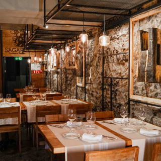 Menú 16 pintxos donostiarras + garrafa no Sagardi Porto 2