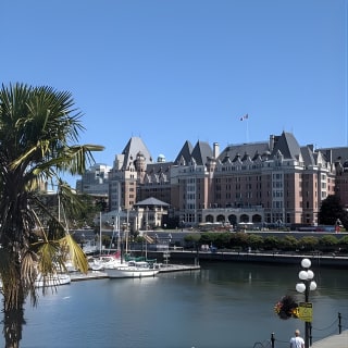 Downtown Victoria Food & City Tour 8