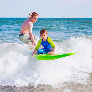 clase de surf de 1 hora con tabla y traje de neopreno 4