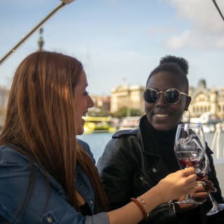 Sailing Tour + Piccolo con degustazione di vini guidata da un esperto sommelier a Barcellona 2