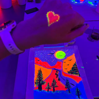 Il Vermut Creativo di Madrid: dipingi la tua borsa da spiaggia con neon e godi dell'aperitivo a Malasaña 4