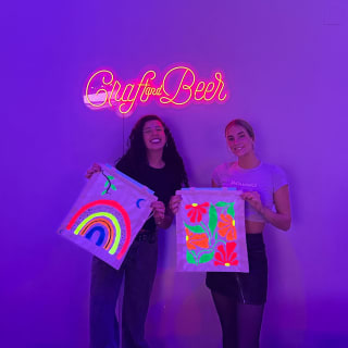 Il Vermut Creativo di Madrid: dipingi la tua borsa da spiaggia con neon e godi dell'aperitivo a Malasaña 5