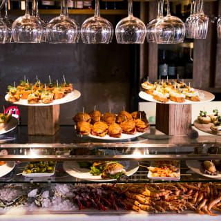 Menú 16 pintxos donostiarras + botella en Sagardi Euskal Etxea 2