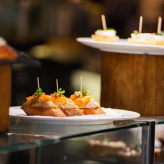 Menú 16 pintxos donostiarras + botella en Golfo de Bizkaia Pi, Barcelona 1