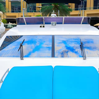 Private Luxury Yacht cruise around Atlantis and Dubai Marina 2