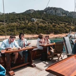 Αγκίστρι, Μονή & Αίγινα: Ιστιοπλοϊκή κρουαζιέρα με μεσημεριανό & σνακ από την Αθήνα 8