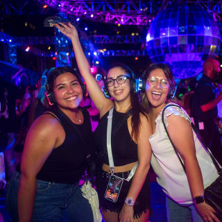 Discoteca silenciosa en la azotea de Criaturas de toda clase 2