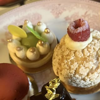 Royal neighbourhoods walk with luxury afternoon tea 1