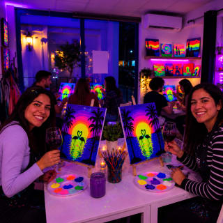 Neón Art&Wine: taller de pintura flúor con vino y picoteo por 2 h 2