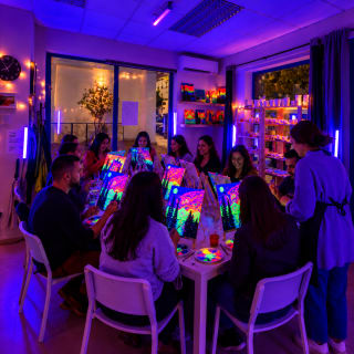 Neón Art&Wine: taller de pintura flúor con vino y picoteo por 2 h 3