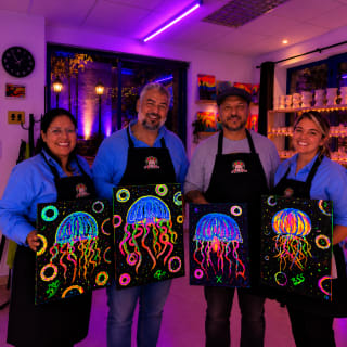 Neón Art&Wine: taller de pintura flúor con vino y picoteo por 2 h 4