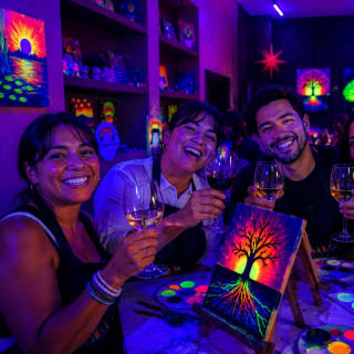 NEÓN&WINE ! une expérience unique alliant sensorialité et peinture 2
