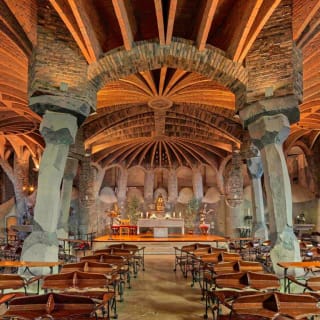 Ruta cripta Güell enigmática y la torre Salvana 1