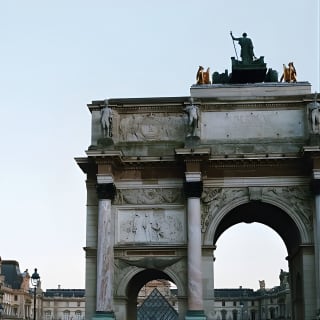 Visite guidée à pied de l'histoire de Paris dans le centre de Paris - semi-privée 8ppl Max 9
