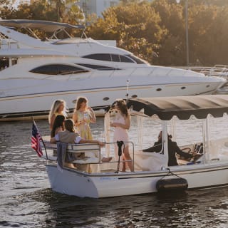 Crociere in E-Boat con degustazione di vino e piatto di charcuterie a Miami 1