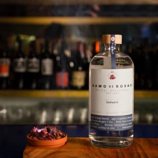 MEZCAL LAB CON BOMBONES ARTESANOS 5