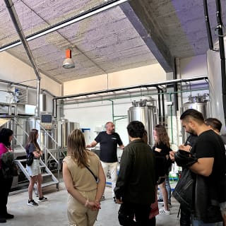 Monólogo con visita a fábrica de cerveza artesanal y pinta 3