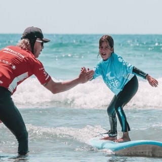 תל אביב: שיעורי גלישת גלים מקצועיים בביץ' קלאב תל אביב 1