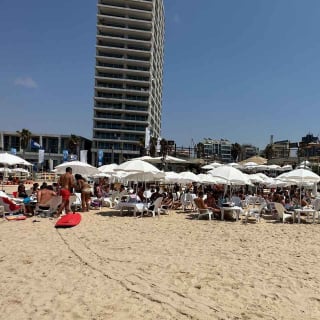 תל אביב: שיעורי גלישת גלים מקצועיים בביץ' קלאב תל אביב 8
