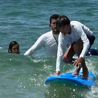תל אביב: שיעורי גלישת גלים מקצועיים בביץ' קלאב תל אביב 9