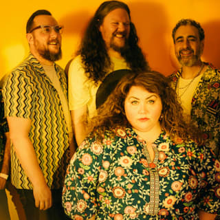 Ríoghnach Connolly + Honeyfeet 1