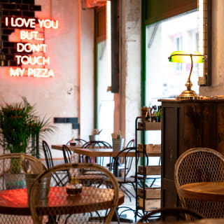 Italienischer Aperitif mit Tavola und Getränken Im Pizzart 5