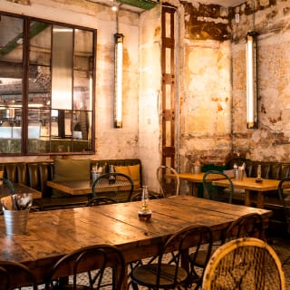 Italienischer Aperitif mit Tavola und Getränken Im Pizzart 3