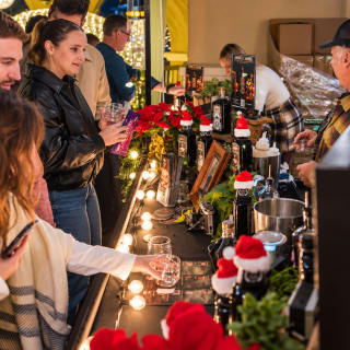 Coastal Christmas Wine Walk: Holiday Lights & Wine Tasting 4