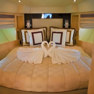 Yacht Trip Dubai : Book 56 ft Premium Yacht up to 21 people 25