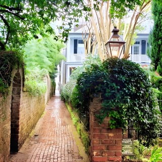 Hidden Alleyways and Historic Sites Small-Group Walking Tour 3