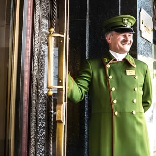Private Royal Walk and Champagne Moet Chandon at Harrods 3