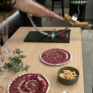 Visita a un secadero de jamones ibéricos con degustación en Salamanca 1