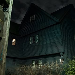 Salem Booze and Brews Haunted Pub Crawl by US Ghost Adventures 9