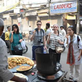 Tour gastronómico de medio día con paseo en ciclo Rickshaw en Masterji Kee Haveli 3