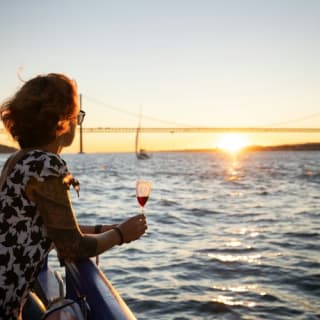 Promenade en bateau sur le Tage au coucher du soleil avec Lisboat 5