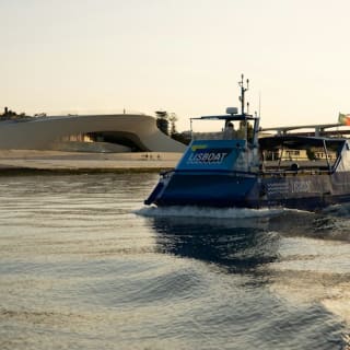 Promenade en bateau sur le Tage au coucher du soleil avec Lisboat 7