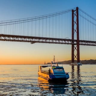Promenade en bateau sur le Tage au coucher du soleil avec Lisboat 8