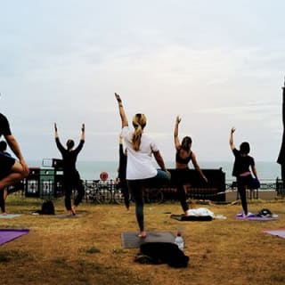 Lezione di yoga all'aperto sul lungomare di Brighton 1