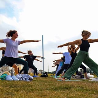 Lezione di yoga all'aperto sul lungomare di Brighton 2
