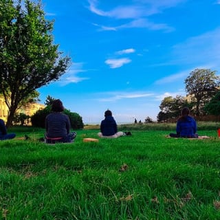 Lezione di yoga all'aperto sul lungomare di Brighton 3