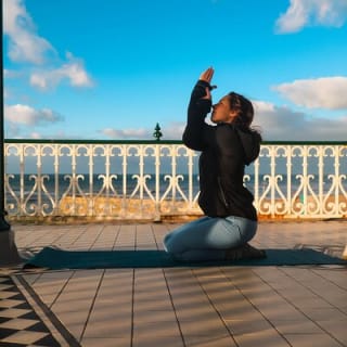 Lezione di yoga all'aperto sul lungomare di Brighton 4