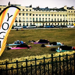 Lezione di yoga all'aperto sul lungomare di Brighton 5