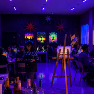 NEÓN&WINE ! une expérience unique alliant sensorialité et peinture 4