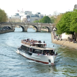 Paris : croisière de nuit sur la Seine avec musique à bord et application d’aide à la prononciation 3