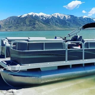 2 Hour Salt Lake Boat Tour with Swimming on the Lake 4