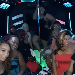 Las Vegas Bar Crawl by Party Bus with Free Drinks 6