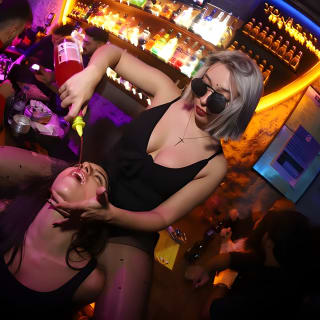 Istanbul Party Pub Crawl with Party Bus in Sultanahmet and Taksim 3
